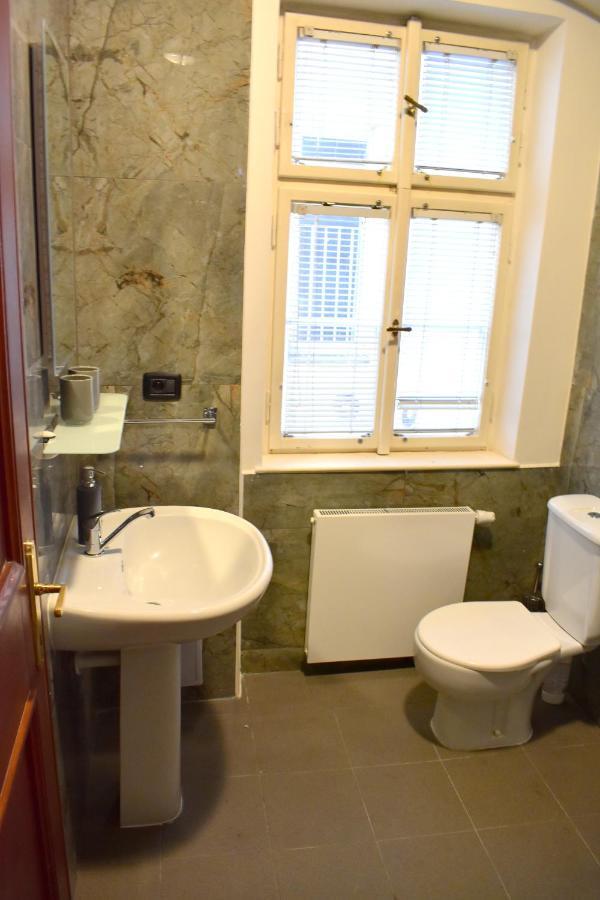 Apartment Lesser Town! Prag Exteriör bild